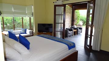 Kamar Double Superior, 1 Tempat Tidur King, akses ke kolam renang, pemandangan kolam renang | 1 kamar tidur, minibar, brankas, dan meja kerja