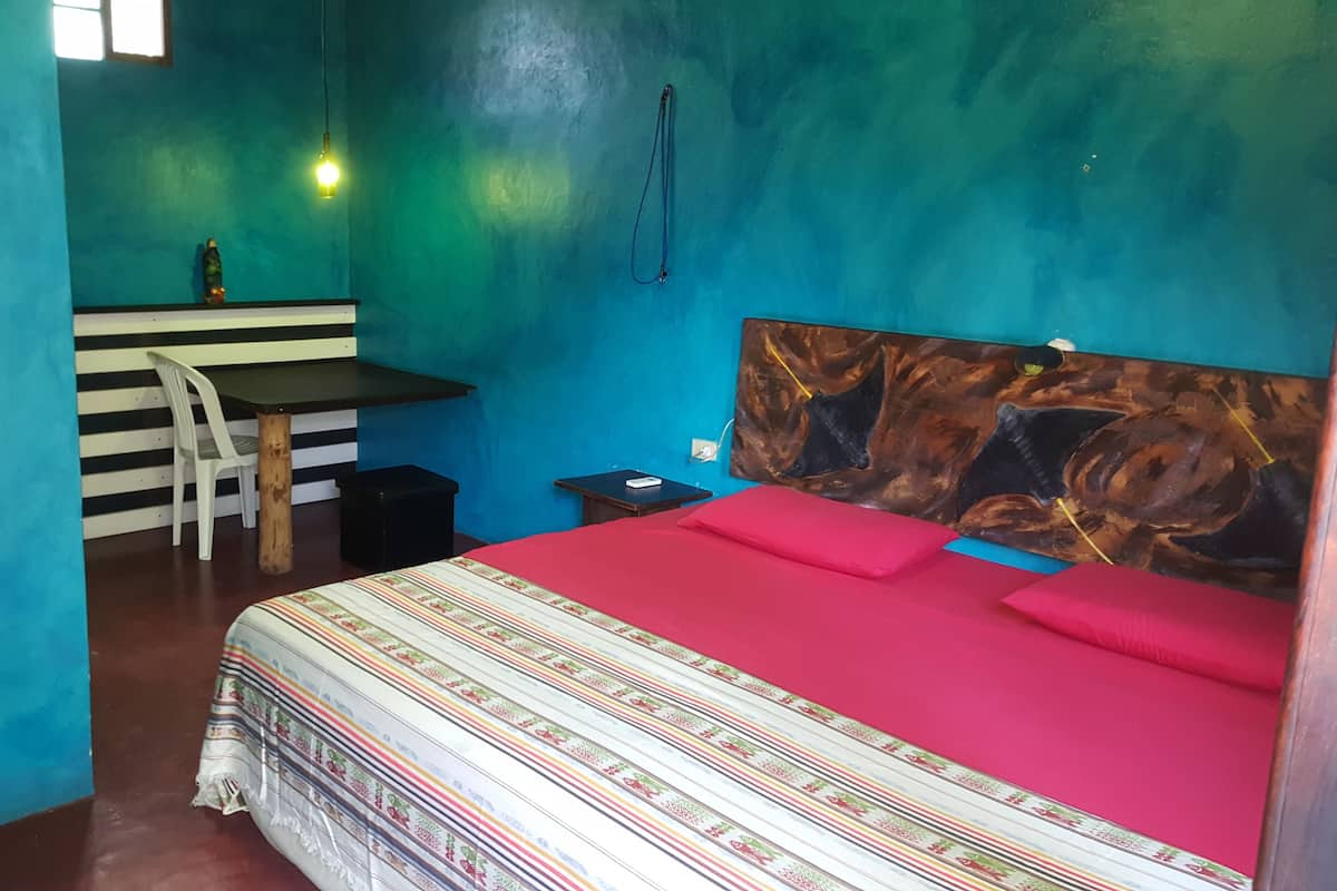 Quarto casal, 1 cama King | Escrivaninha, ferros/tábuas de passar roupa, Wi-Fi de cortesia