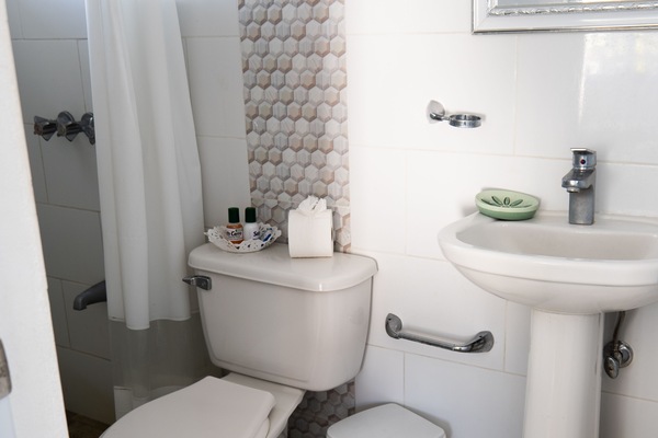 Kolmen hengen deluxe-huone, parveke, vuoristonäköala | Kylpyhuone | Ilmaiset hygieniatuotteet, hiustenkuivaaja, pyyhkeet, saippua