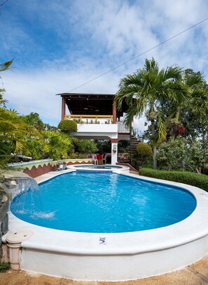 2 piscines extérieures