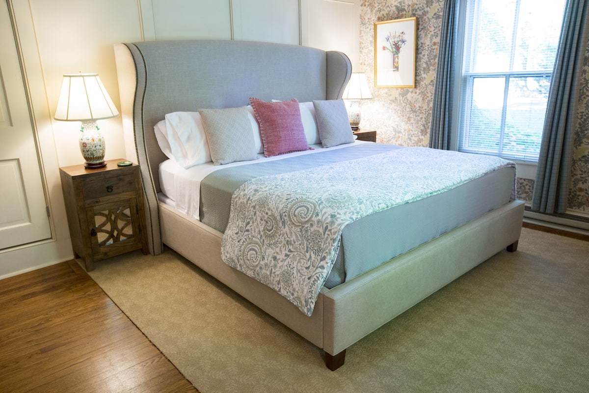 Premium Room, 1 King Bed | Premium bedding, iron/ironing board (on request), free WiFi