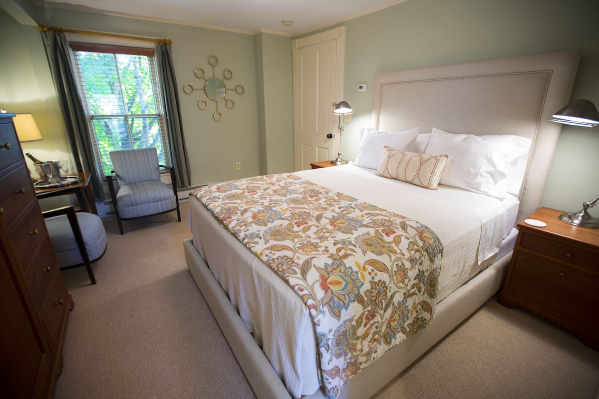 Premium Room, 1 Queen Bed | Premium bedding, iron/ironing board (on request), free WiFi