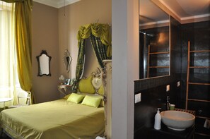 Shower, free toiletries, hair dryer, bidet