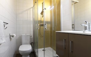 Habitación triple | Baño | Tina profunda y toallas