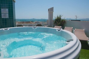 Outdoor spa tub - Apartamentos 525 (Los Alcázares)