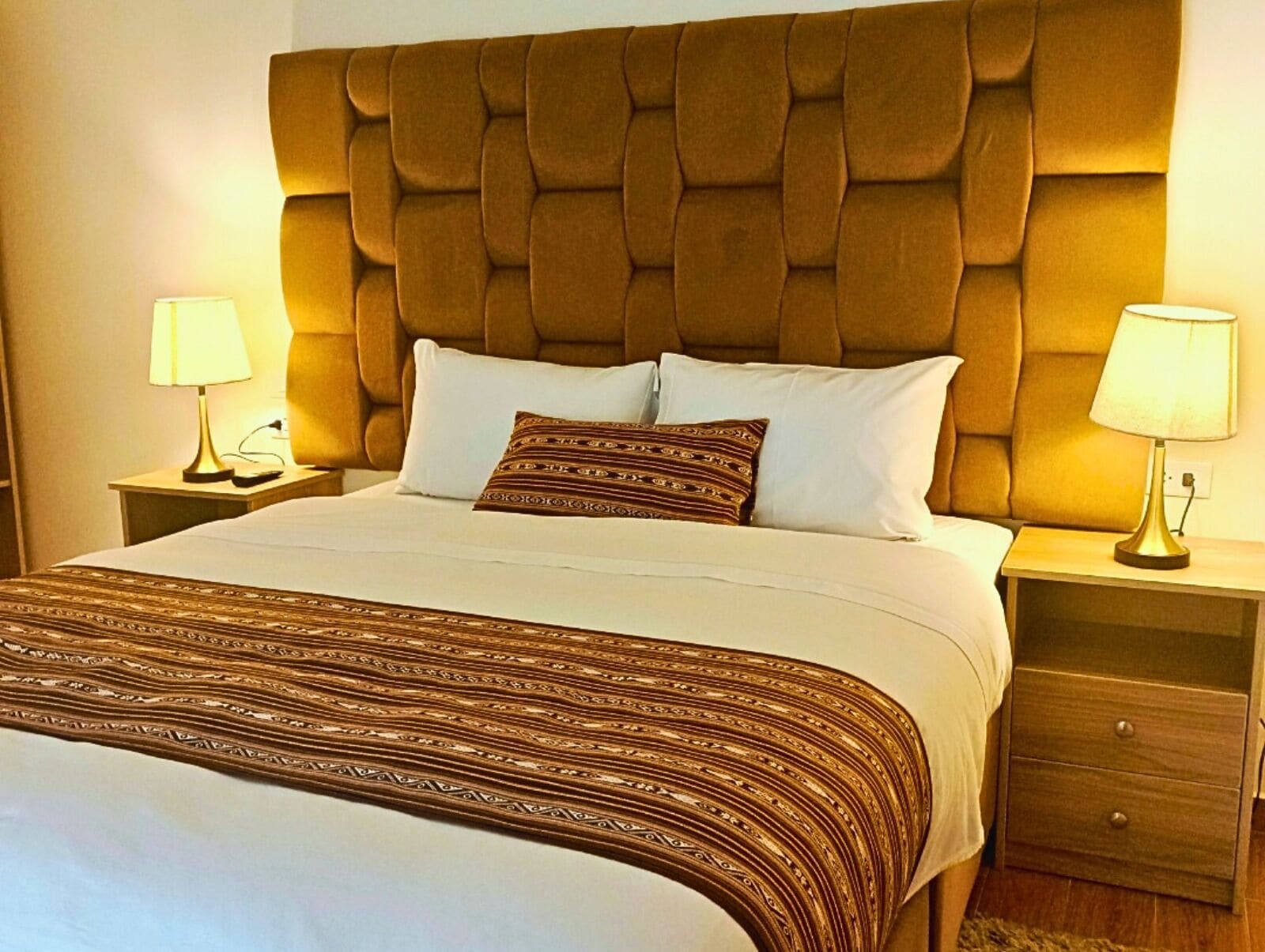 Superior-huone, 1 suuri parisänky | 20 makuuhuonetta, untuvapeitot, memory foam -patjalliset sängyt