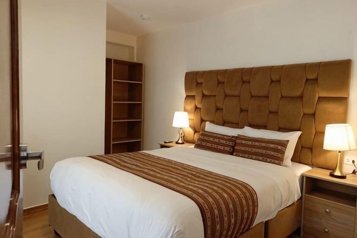 20 bedrooms, down comforters, memory foam beds, in-room safe