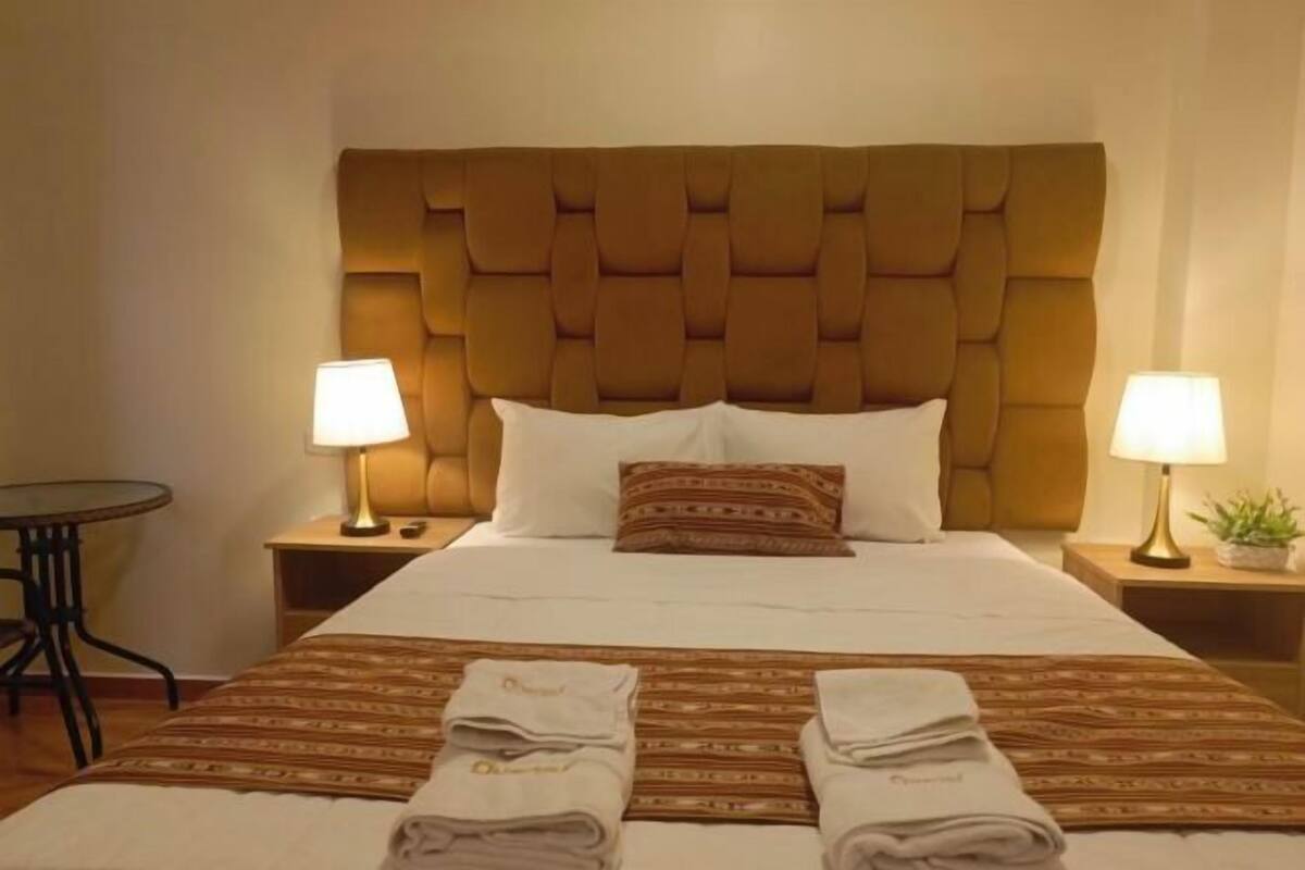 20 Schlafzimmer, Daunenbettdecken, Betten mit Memory-Foam-Matratzen