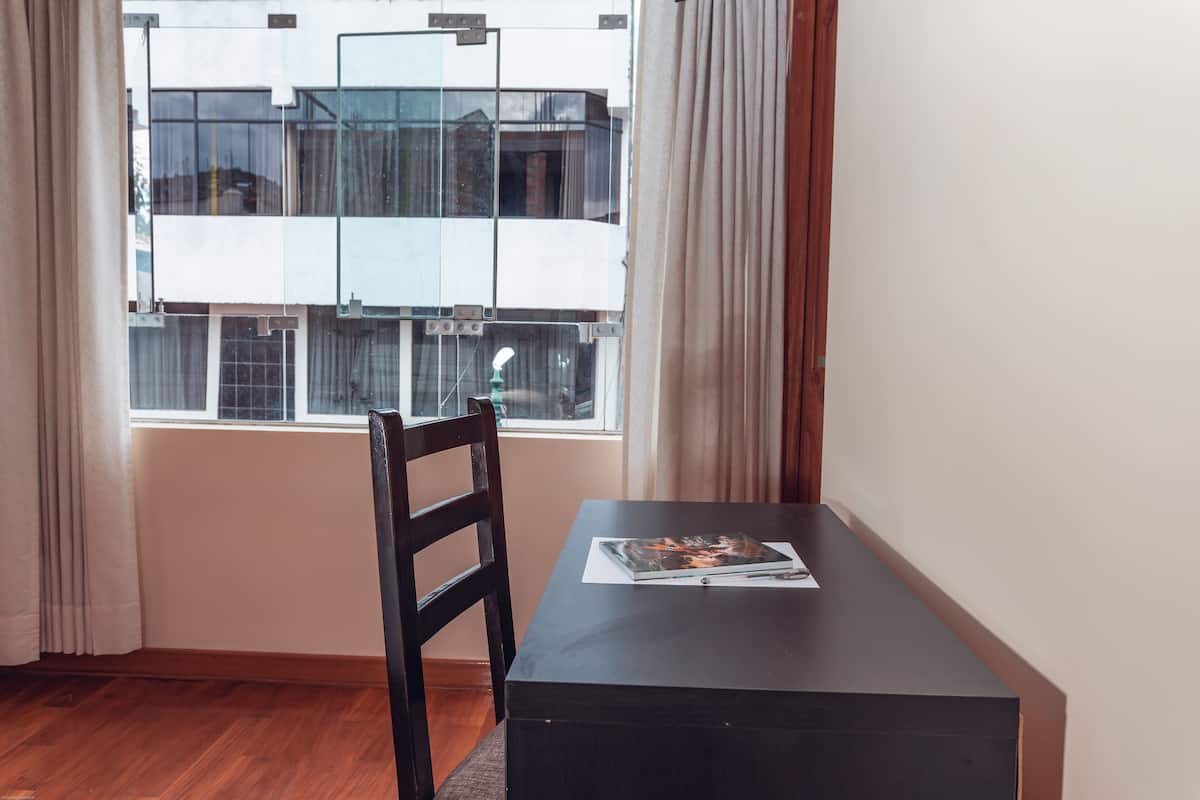 20 Schlafzimmer, Daunenbettdecken, Betten mit Memory-Foam-Matratzen