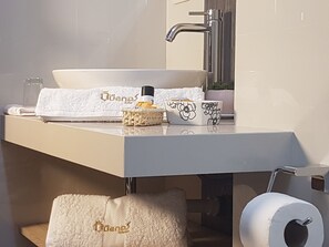 Triple Room, Private Bathroom | Bathroom | Shower, rainfall showerhead, designer toiletries, hair dryer - Hotel Las Quenas (Cusco)