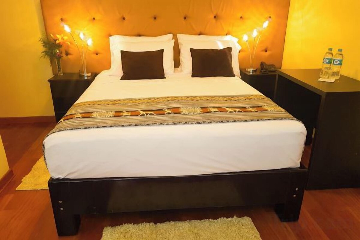 20 bedrooms, down comforters, memory foam beds, in-room safe