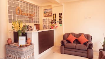 Coin salon dans le hall
