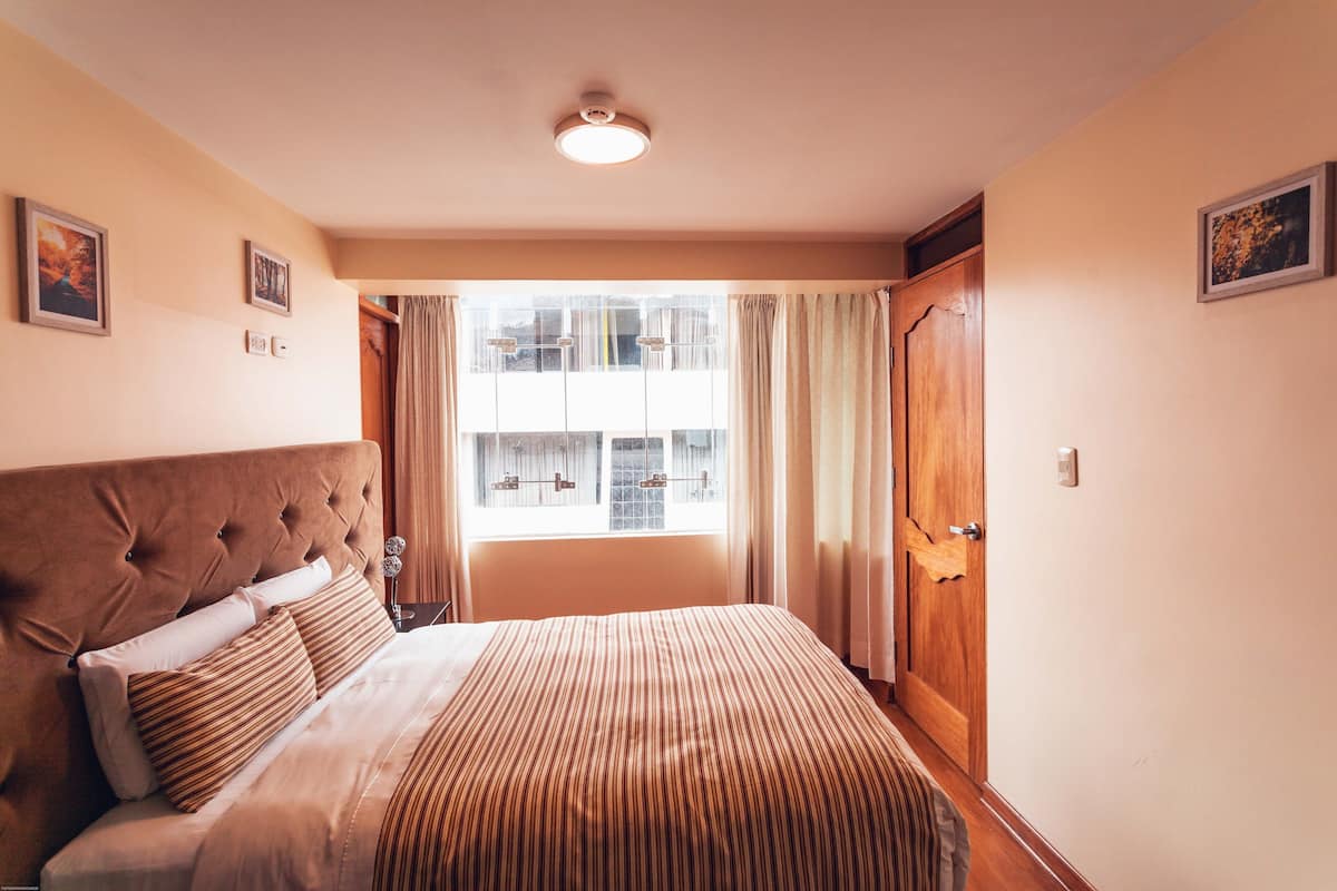 20 Schlafzimmer, Daunenbettdecken, Betten mit Memory-Foam-Matratzen