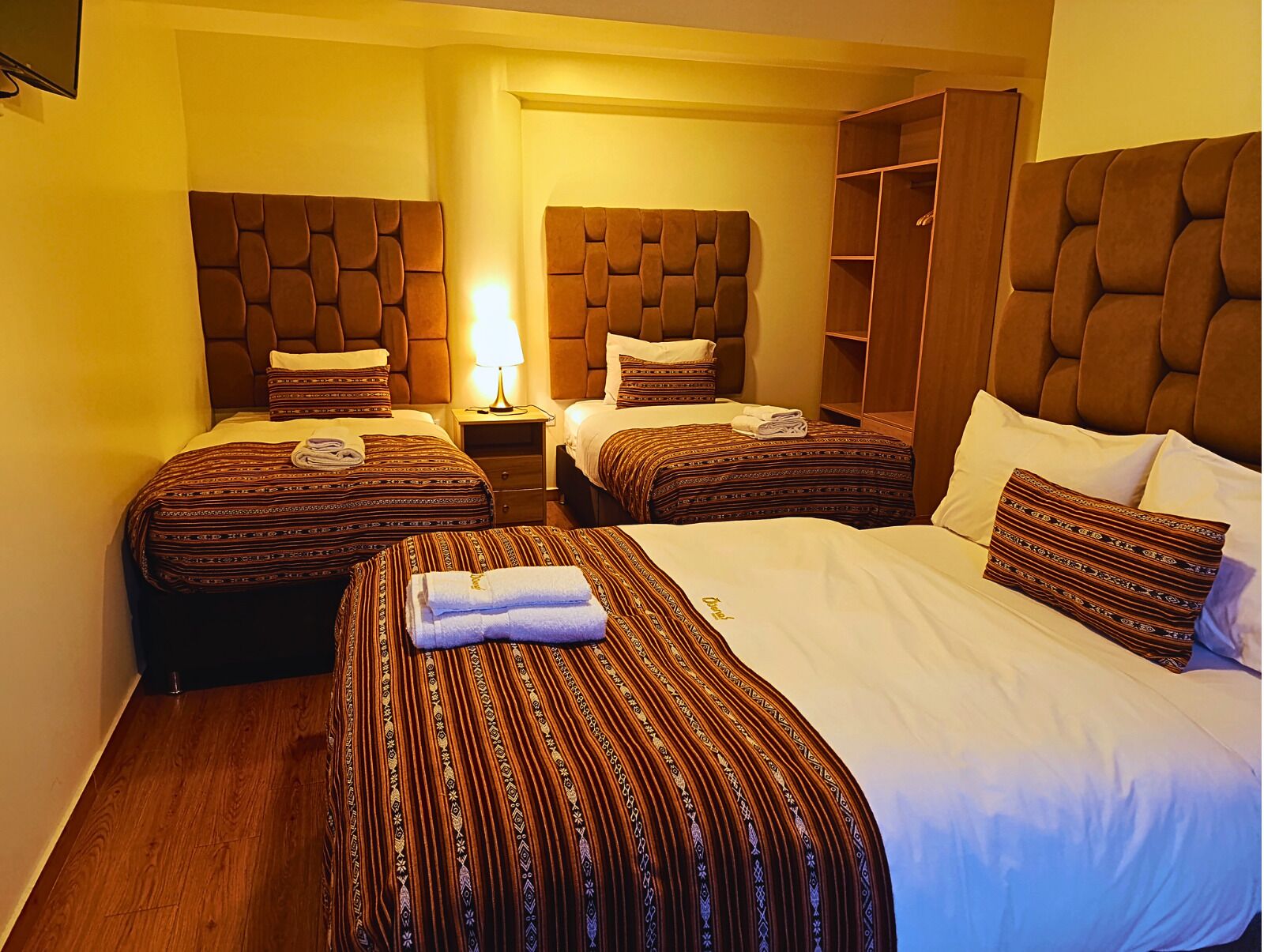 Neljän hengen perhehuone, useita sänkyjä, oma kylpyhuone | 20 makuuhuonetta, untuvapeitot, memory foam -patjalliset sängyt