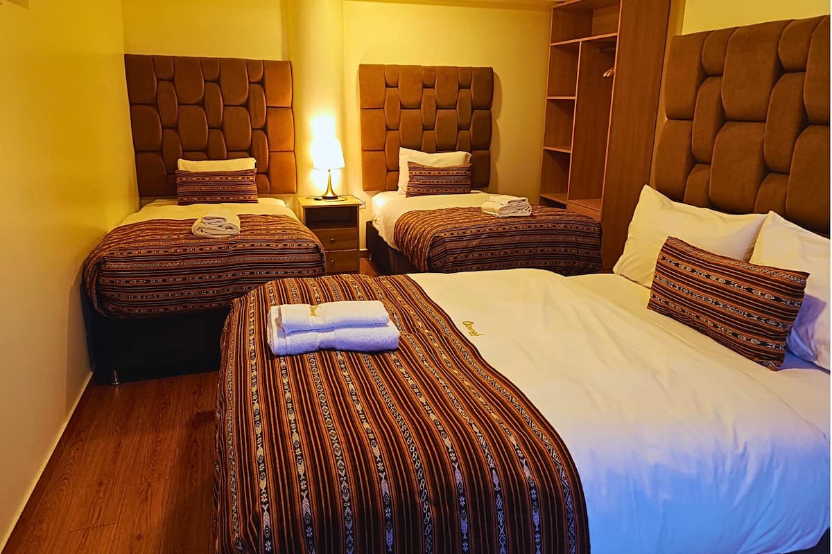 Neljän hengen perhehuone, useita sänkyjä, oma kylpyhuone | 20 makuuhuonetta, untuvapeitot, memory foam -patjalliset sängyt