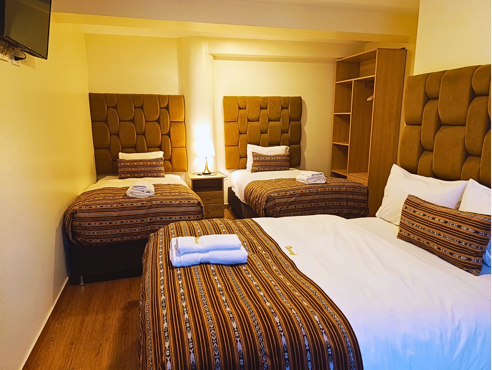 Kolmen hengen huone, oma kylpyhuone | 20 makuuhuonetta, untuvapeitot, memory foam -patjalliset sängyt