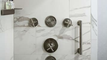 Dusche im Bad