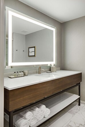 Produtos de toalete grátis, secador de cabelo, roupões de banho 