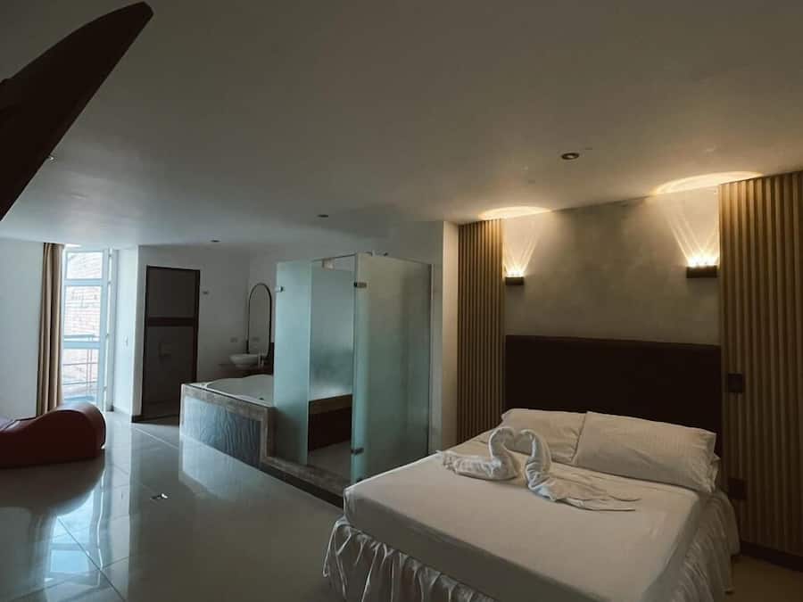 Standard Suite, Jetted Tub