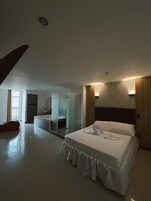 Tabla de planchar con plancha, wifi gratis y ropa de cama 