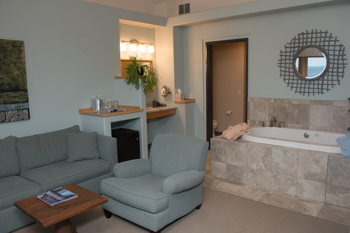 design suite, 1 king bed, lake view (flowing waters #3) | jetted bathtub