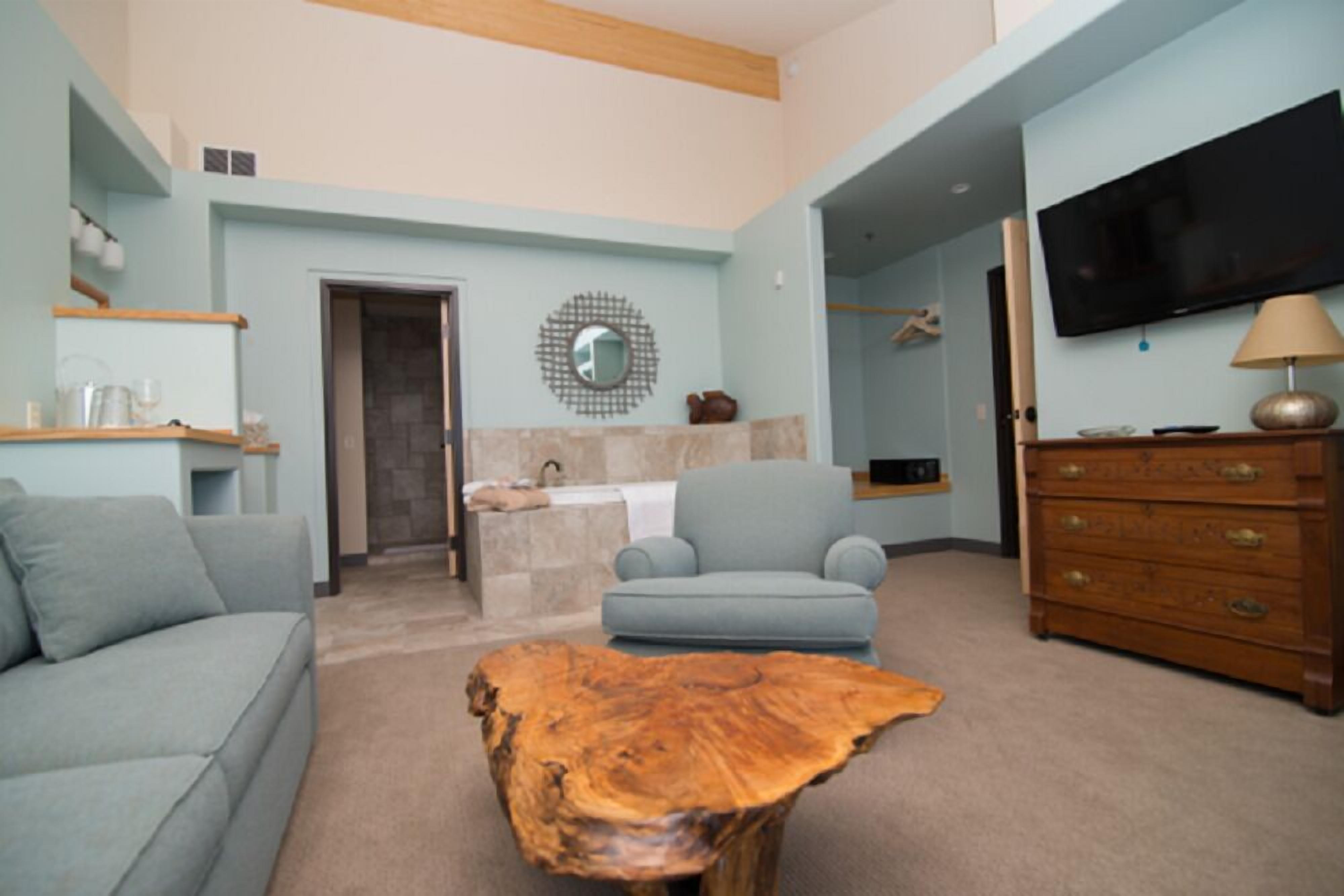 design suite, 1 king bed, lake view (flowing waters #3) | living area | 47-inch flat-screen tv with cable channels, tv