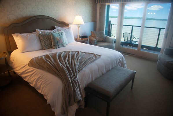 Design Suite, 1 King Bed, Accessible, Non Smoking (Sailor's Retreat #2) | 1 bedroom, premium bedding, down comforters, pillowtop beds - Blue Wave Inn (Ashland)