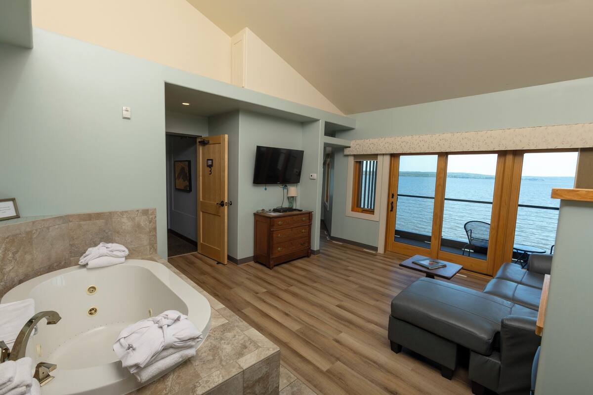 Design Suite, 1 King Bed, Lake View (Flowing Waters #3) | 1 bedroom, premium bedding, down comforters, pillowtop beds