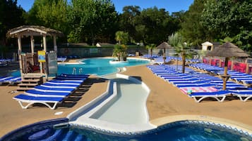 Una piscina techada, una piscina al aire libre de temporada