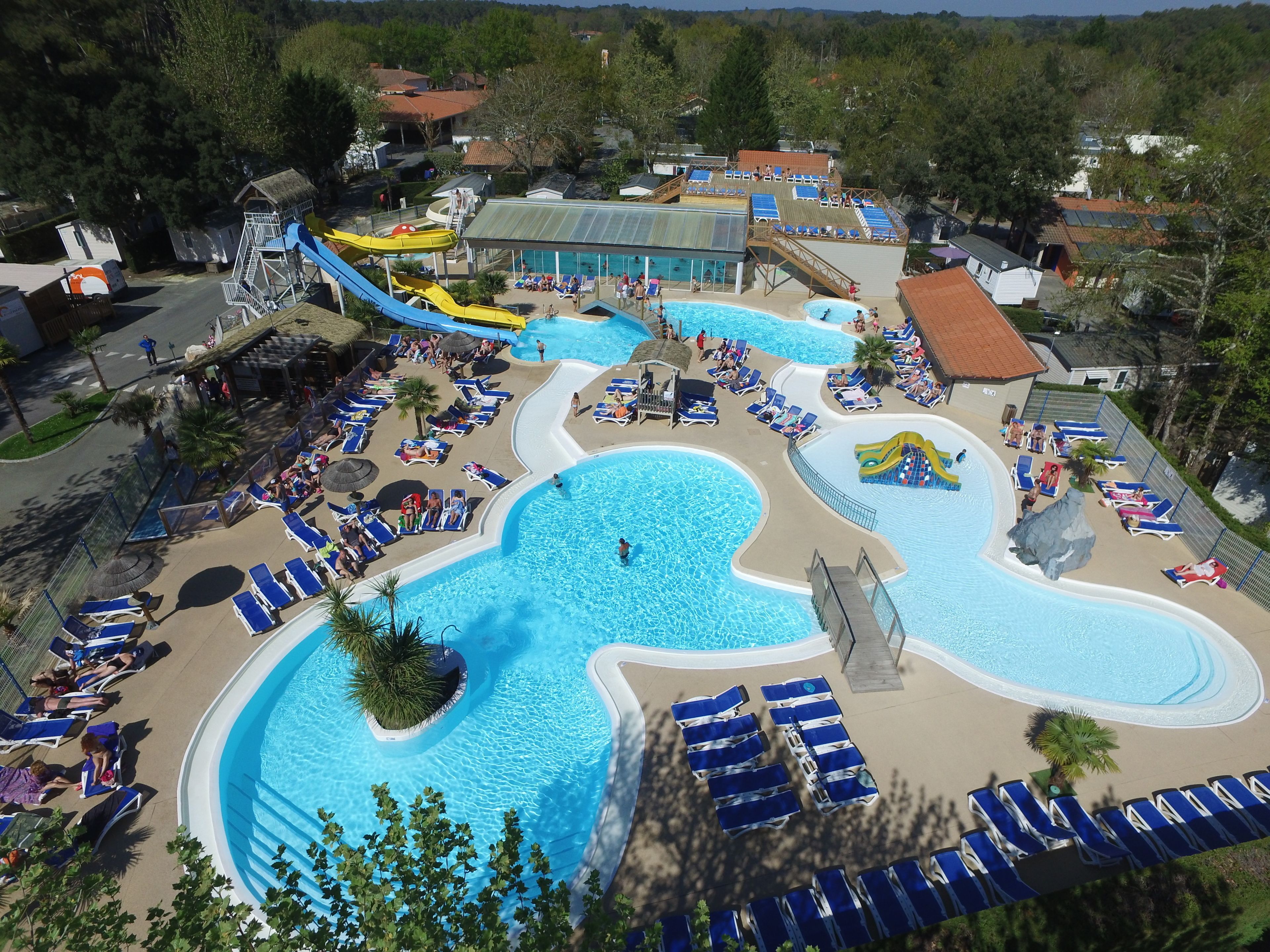 Piscine couverte, piscine extérieure (ouverte en saison)