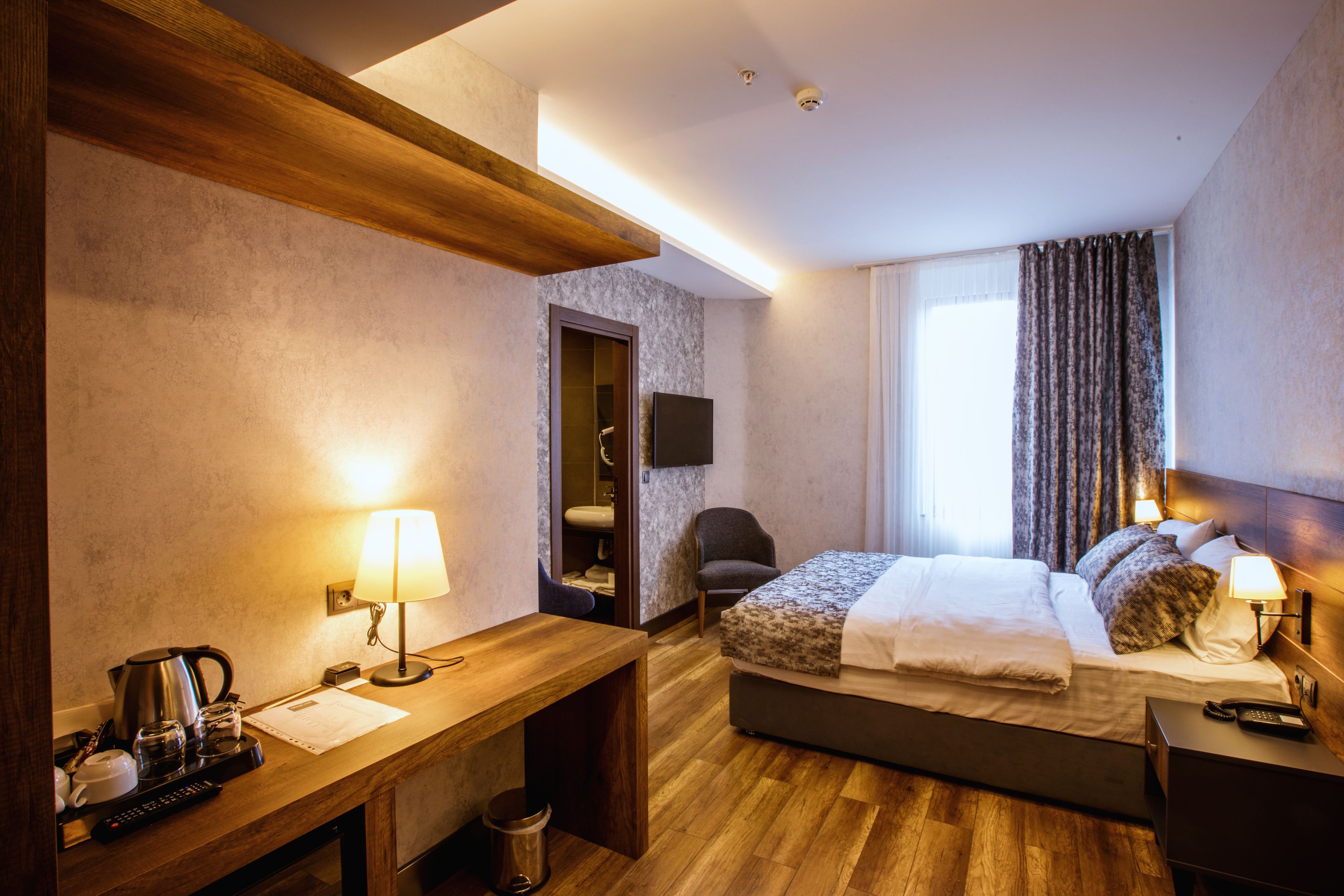 superior double or twin room, 1 bedroom | minibar, in-room safe, desk, blackout curtains