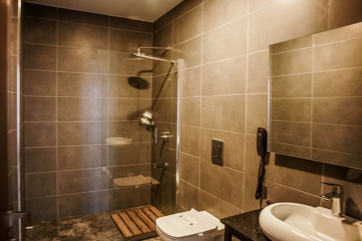 deluxe suite, 2 bedrooms, balcony, sea view | bathroom | shower, slippers, bidet, towels
