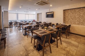 Desayuno bufé gratuito y diario