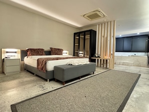 Habitación de lujo | Minibar, caja fuerte, escritorio y cortinas opacas