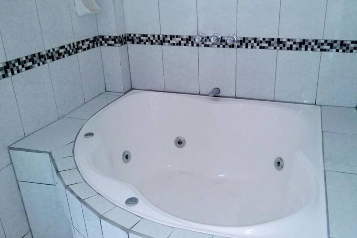 Jetted tub
