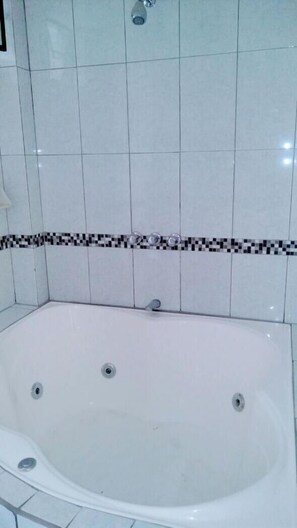 Shower, free toiletries