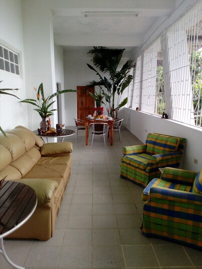 ¡NUEVO LISTADO! - Rose Hill Villa con vista al mar