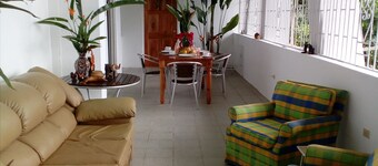 ¡NUEVO LISTADO! - Rose Hill Villa con vista al mar