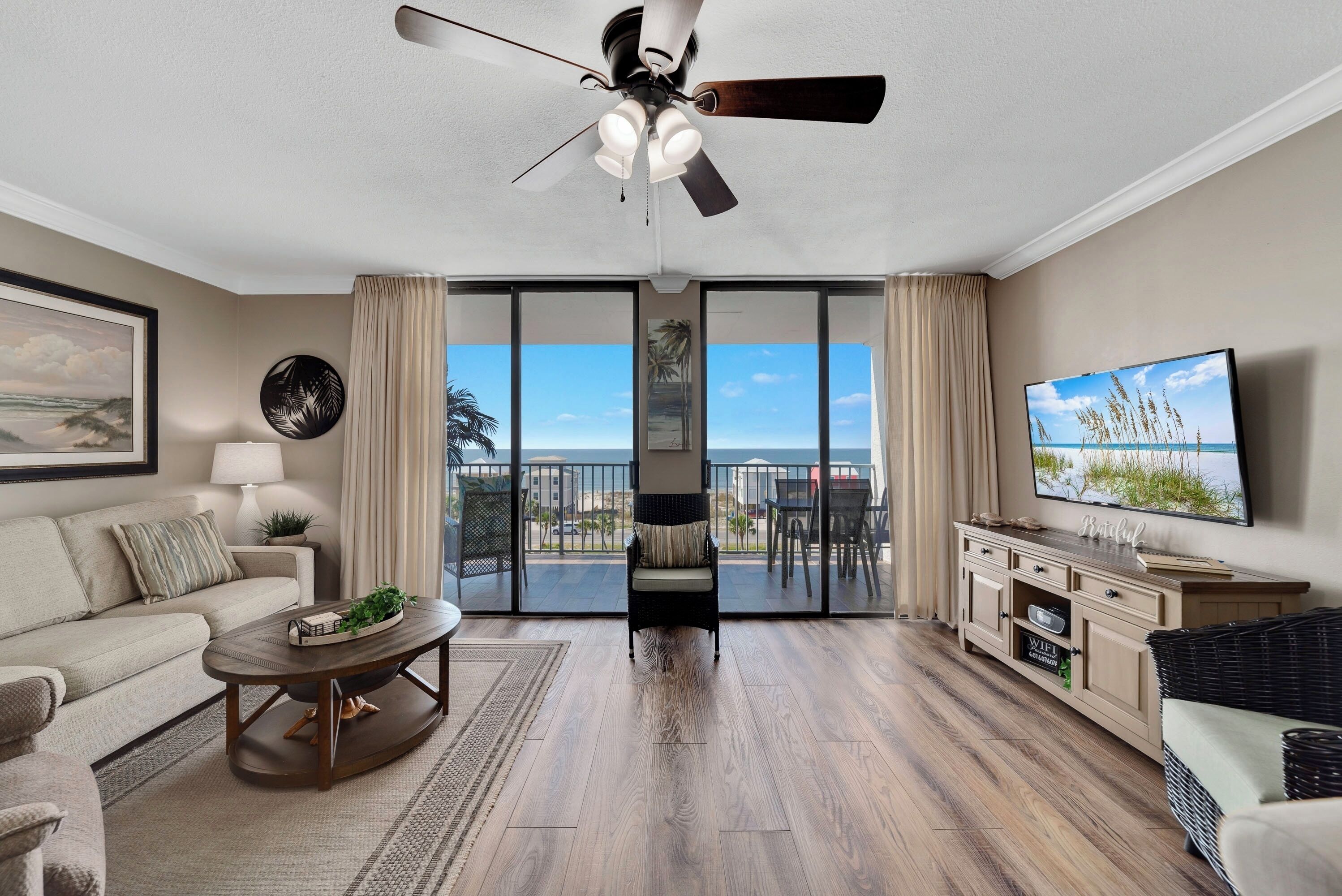 Smart-TV, DVD-spiller, bøker og stereoanlegg