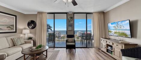 Smart TV, lettore DVD, libri, impianto stereo