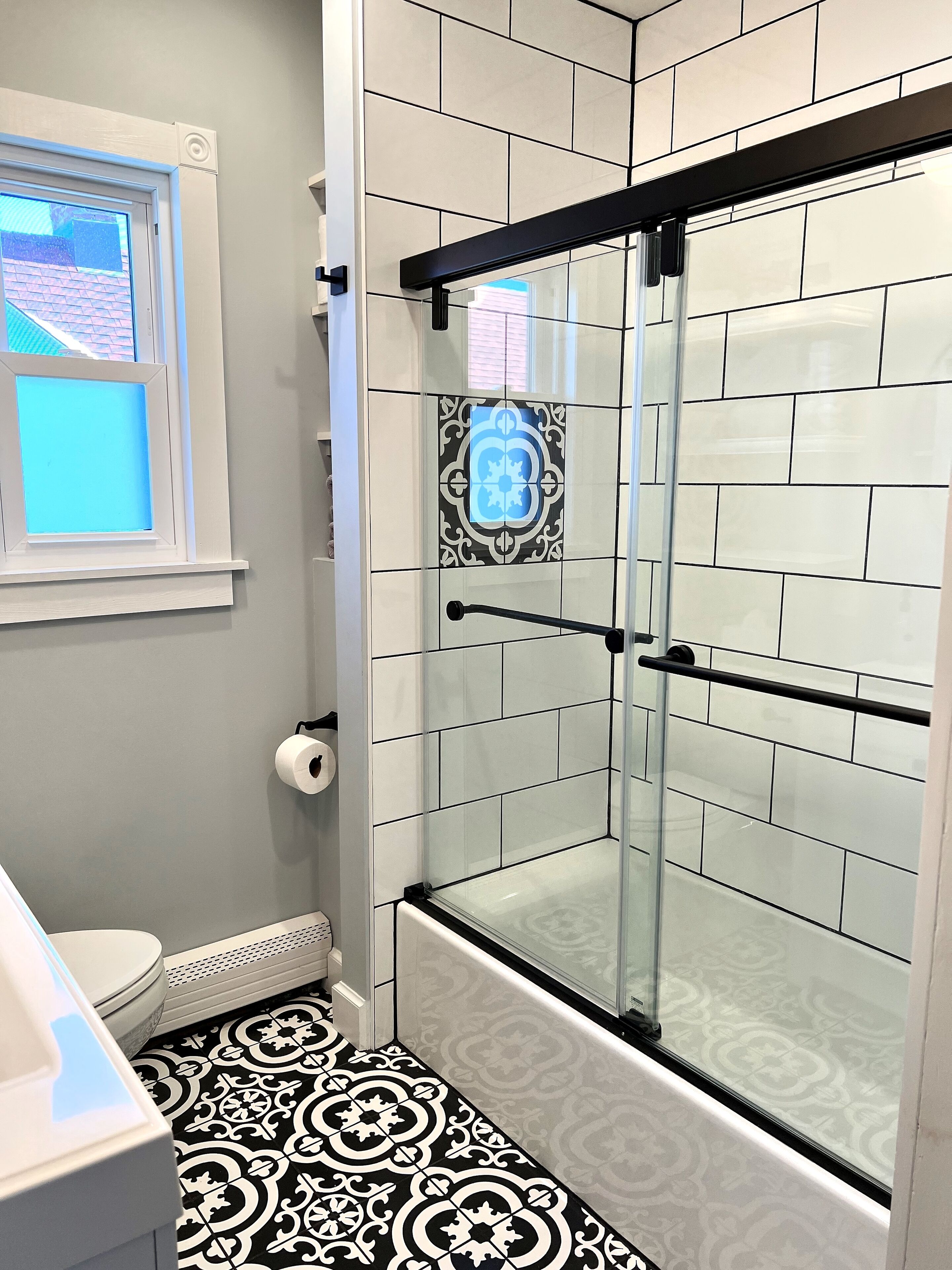 Combined shower/bathtub, hair dryer, towels, soap