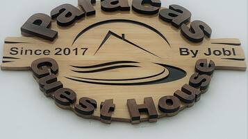 Et træskilt med teksten "Paracas Guest House" og "Since 2017 By Jobl".