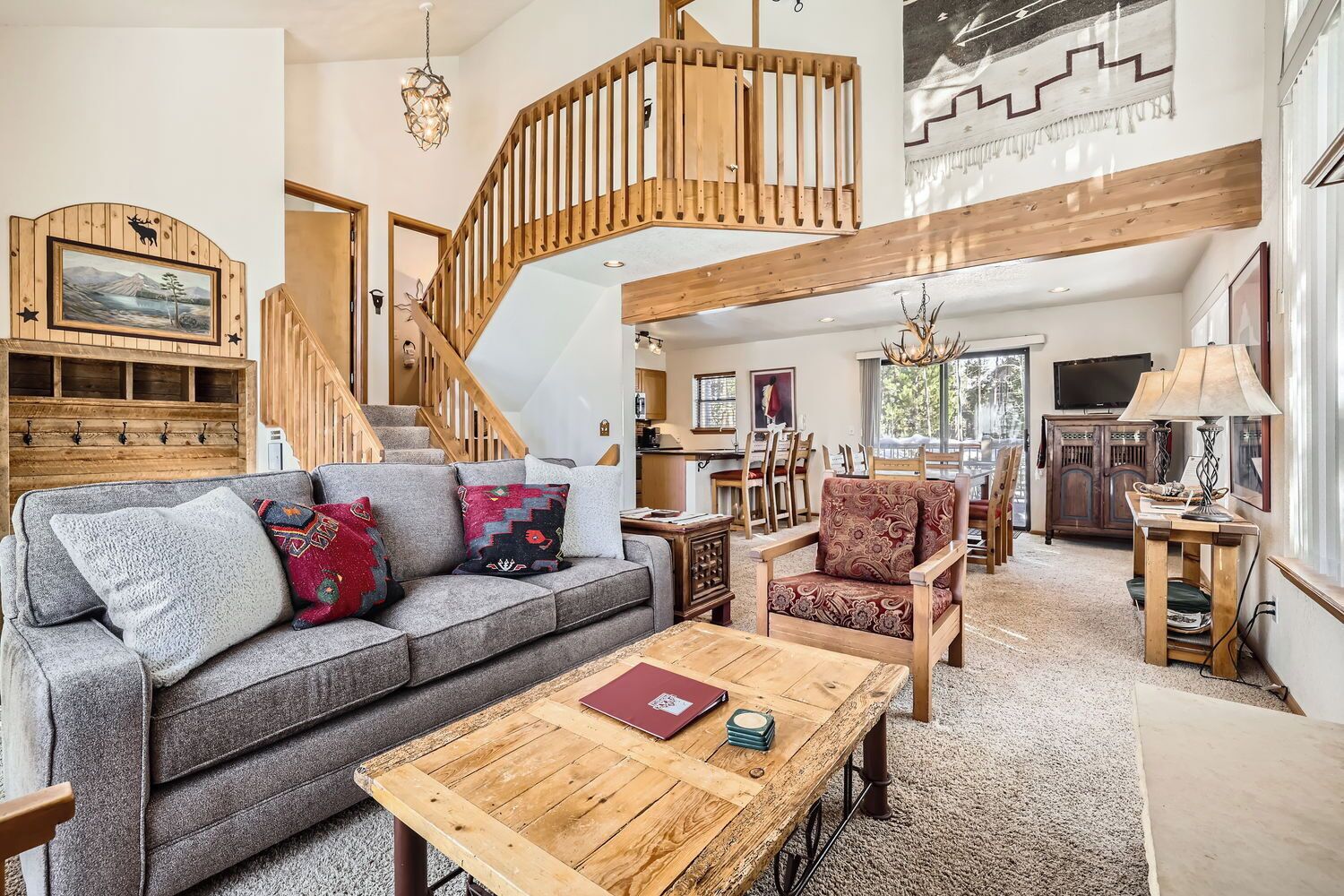 TV, peis, DVD-spiller og stereoanlegg