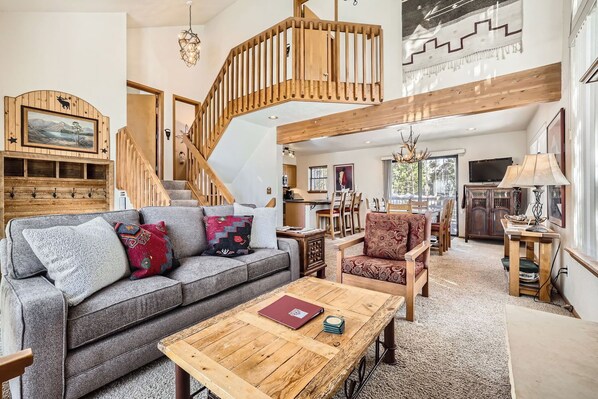 電視、壁爐、DVD 播放機、音響