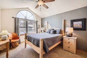 3 habitaciones, tabla de planchar con plancha, wifi y ropa de cama 