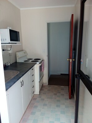Fridge, oven, stovetop, coffee/tea maker - Self contained apartment 15 minutes away from city centre (Khandallah)