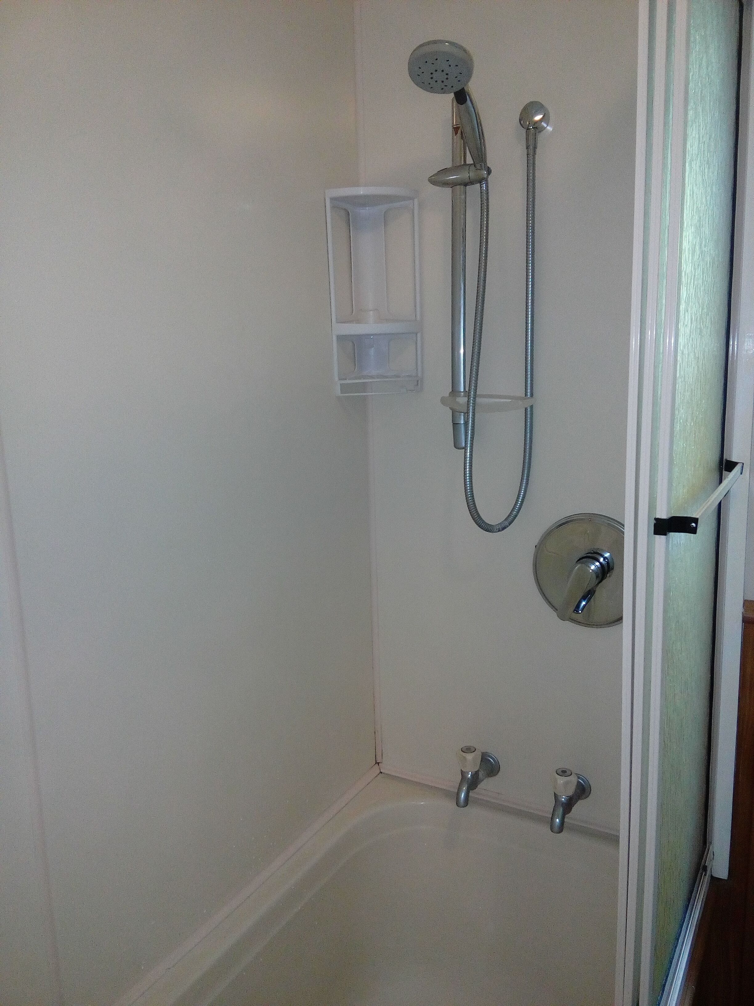Combined shower/bathtub, towels