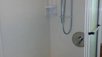 Combined shower/bathtub, towels