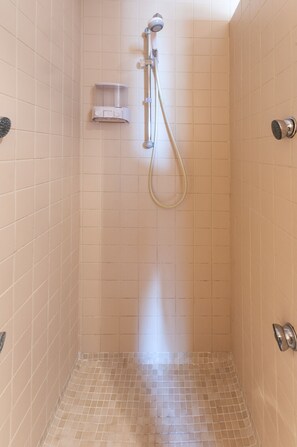 Badekar, hårtørrer, håndklæder
