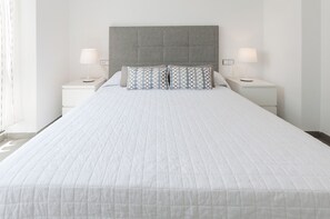 3 bedrooms, iron/ironing board, free WiFi, bed sheets - Oceanfront with stunning views of the sunset! Recently redecorated !! - only families (Playa de Gandía)